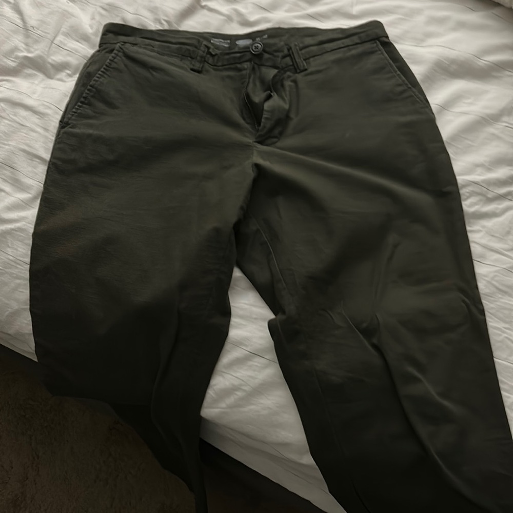 Men’s green khakis size 33x32 ultimate slim
